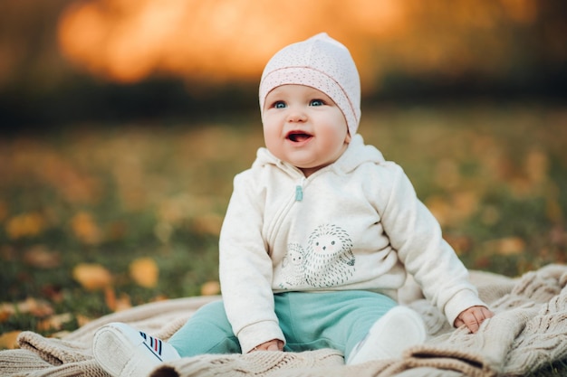 Nahaufnahme des überraschten gesichts des babys mit leicht geöffnetem mund