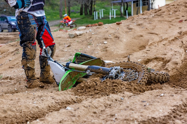 Nahaufnahme des Unfalls im Mountainbike-Rennen im Feldweg