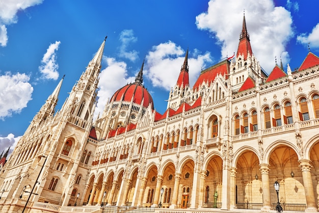 Nahaufnahme des ungarischen Parlaments. Budapest. Eines der schönsten Gebäude der ungarischen Hauptstadt.