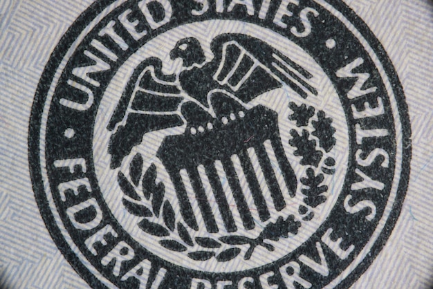 Nahaufnahme des Wappens der Vereinigten Staaten von Amerika auf Dollarscheinhintergrund