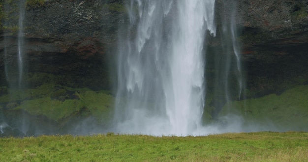 Nahaufnahme des Wasserfalls Seljalandfoss Island bei regnerischem, launischem Wetter