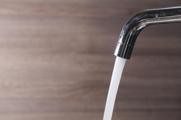 Foto nahaufnahme des wasserhahns mit fließendem wasser