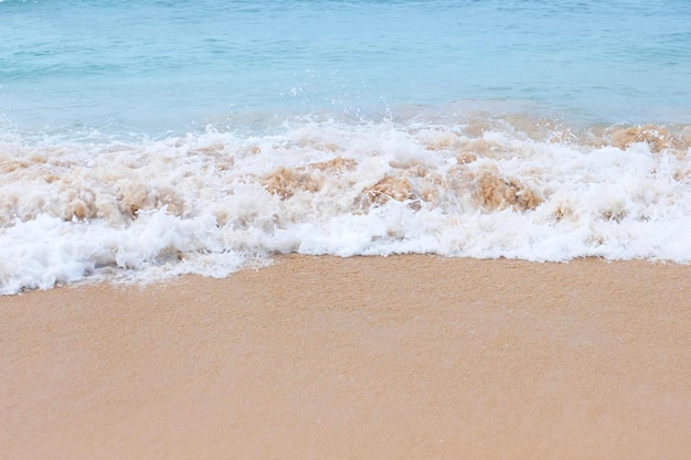 Nahaufnahme des Wasserrandes am Strand