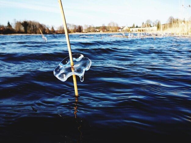 Foto nahaufnahme des wassers im see gegen den himmel