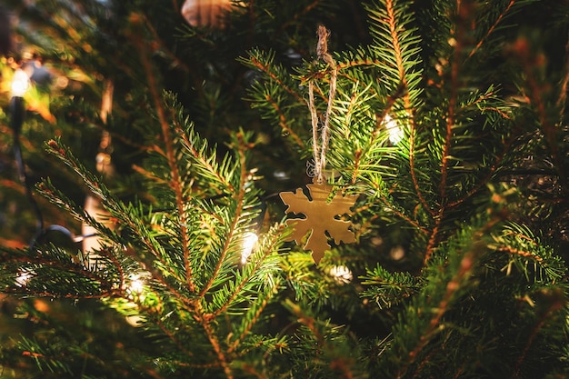 Nahaufnahme des Weihnachtsbaums mit Dekorationen und Lichterketten