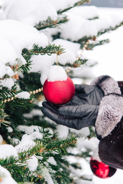 Nahaufnahme des Weihnachtsbaums mit hellem Weihnachts- und Neujahrsfeiertagshintergrund