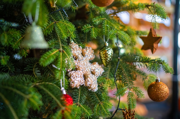 Nahaufnahme des Weihnachtsbaumschmucks Neujahr Hintergrund