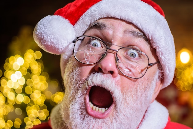 Foto nahaufnahme des weihnachtsmanns in gläsern weihnachten und neues jahr happy santa claus hallo winter präsentiert