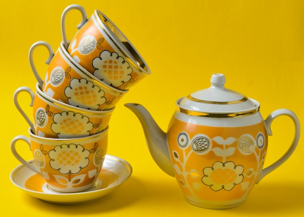 Nahaufnahme des Weinlese-Teesets mit Tassen und Teekanne