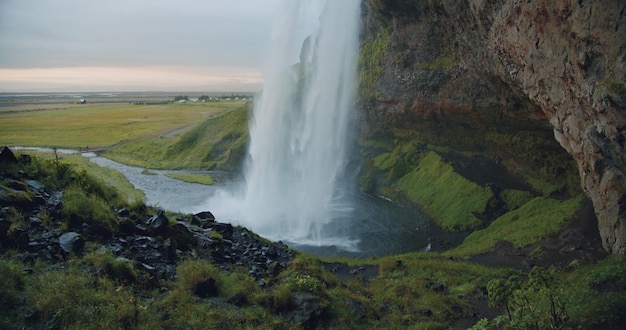 Nahaufnahme des wunderschönen Wasserfalls Seljalandfoss, beleuchtet vom Sonnenuntergang Island