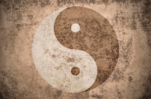 Nahaufnahme des Yin-Yang-Symbols auf einer verwitterten Wand