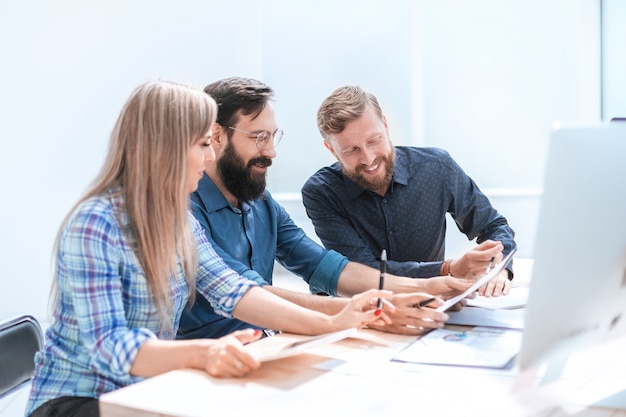 Nahaufnahme. Designteam diskutiert neues Projekt. das Konzept der Teamarbeit