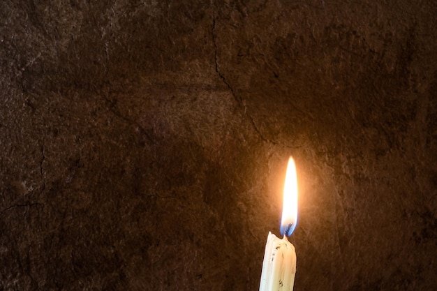 Nahaufnahme Detail der Kerze in der Dunkelheit