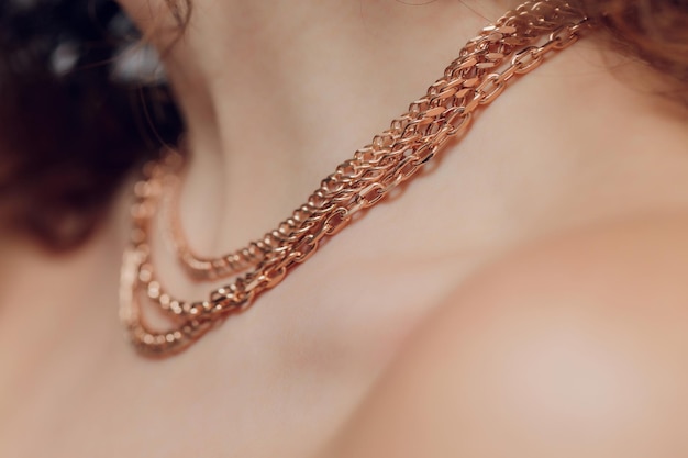 Nahaufnahme Detail einer wunderschönen Halskette in Glamour Shot Bild eines wunderschönen Schmuckstücks um den Hals des Models