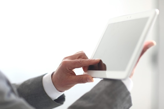 Nahaufnahme Die Hand eines Mannes drückt auf den Bildschirm eines digitalen Tablets
