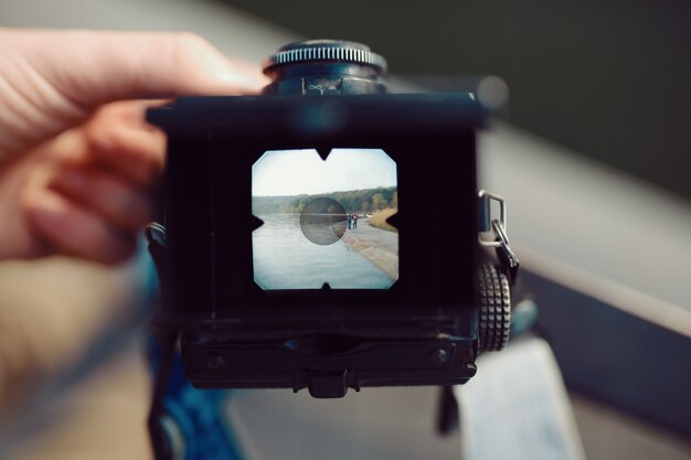 Nahaufnahme Display Mittelformat Filmkamera in Händen