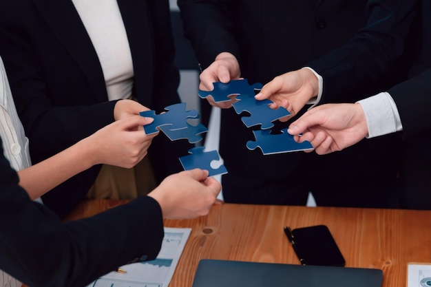 Nahaufnahme Draufsicht Geschäftsleute verbinden Puzzle zusammen im Harmoniebüro