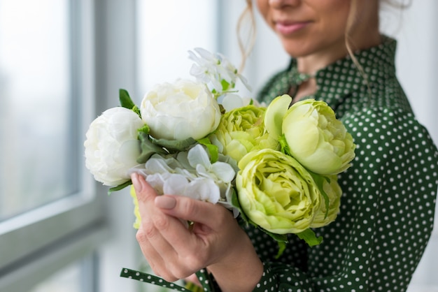 Nahaufnahme ein Blumenstrauß von frischen Pfingstrosen in den weiblichen Händen - Bild