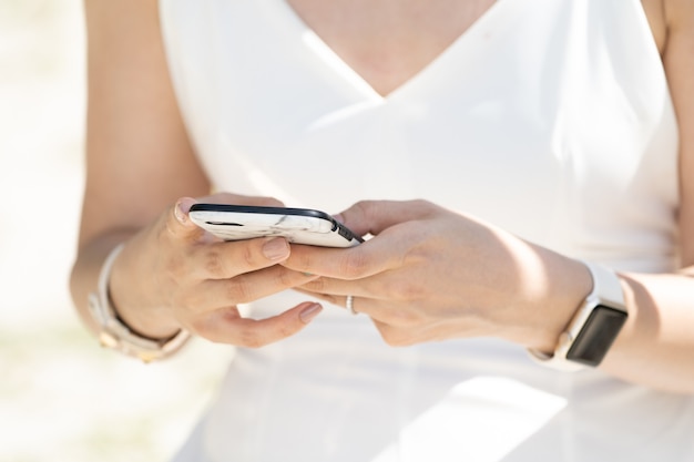 Nahaufnahme eine Braut tippt Nachricht in das Moblie-Telefon.