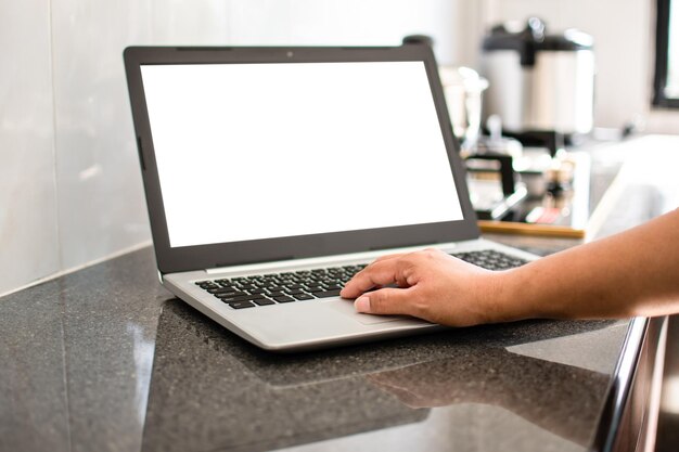 Nahaufnahme Eine Frau schreibt auf einer Laptop-Tastatur, wie sie kochen soll