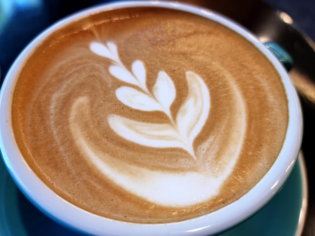 Nahaufnahme eine Tasse heißen Latte Art einfacher Tulpenkaffee