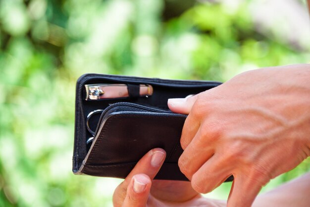 Nahaufnahme einer abgeschnittenen Handtasche