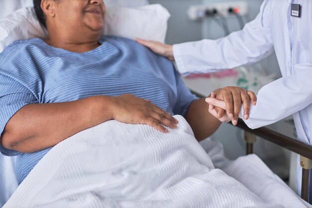 Nahaufnahme einer älteren schwarzen Frau auf einem Krankenhausbett