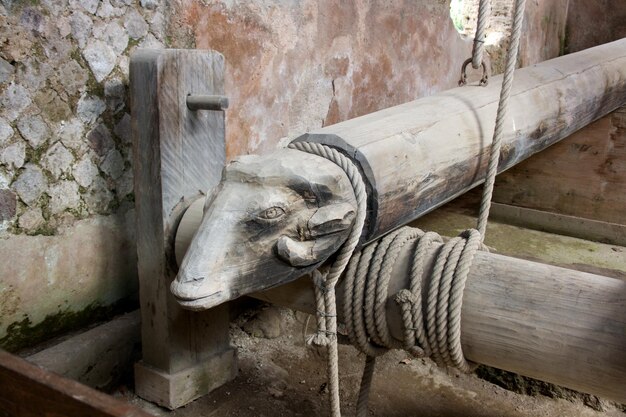 Foto nahaufnahme einer alten statue an der wand