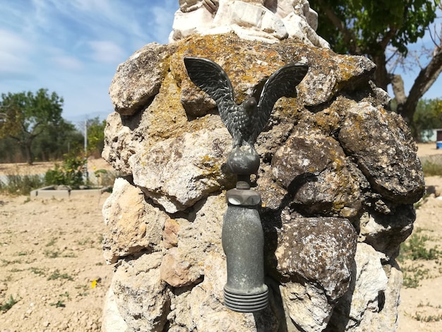 Foto nahaufnahme einer alten statue vor einem felsen