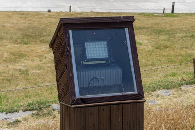 Foto nahaufnahme einer alten telefonzelle auf dem feld