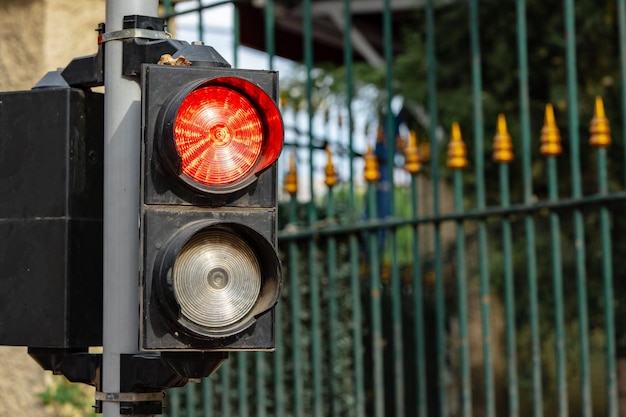 Nahaufnahme einer Ampel auf Rot