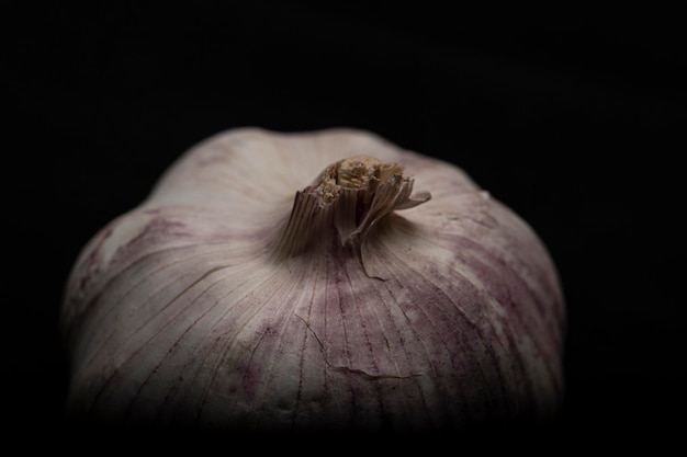 Foto nahaufnahme einer ananas vor schwarzem hintergrund