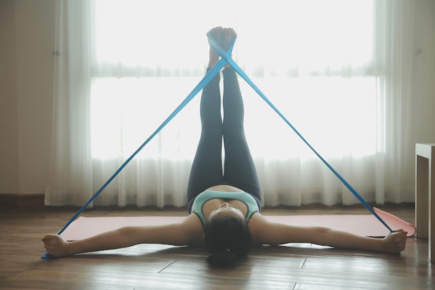 Nahaufnahme einer attraktiven, fitten Frau im Fitnessstudio