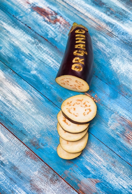 Foto nahaufnahme einer aubergine mit text auf einem holztisch