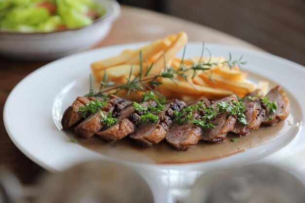 Foto nahaufnahme einer auf dem teller servierten mahlzeit