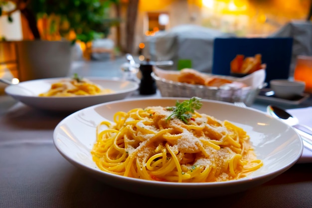 Nahaufnahme einer auf dem Teller servierten Mahlzeit