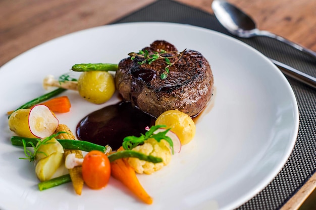 Nahaufnahme einer auf dem Teller servierten Mahlzeit