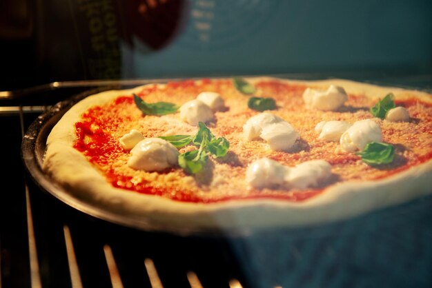 Foto nahaufnahme einer auf dem tisch servierten pizza