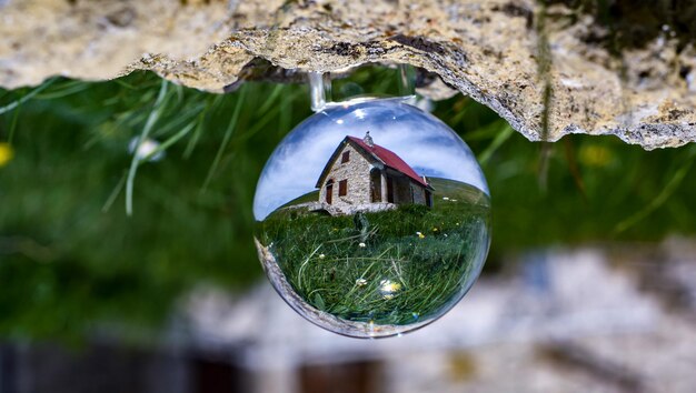 Foto nahaufnahme einer auf glas hängenden kristallkugel