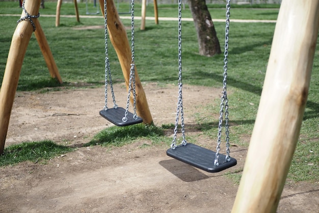 Nahaufnahme einer Babyschaukel auf dem Spielplatz