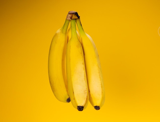 Nahaufnahme einer Bananen auf gelbem Hintergrund