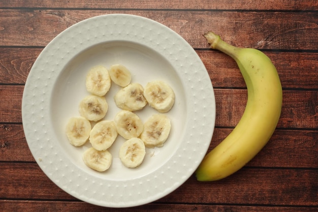 Foto nahaufnahme einer bananenscheibe in einer schüssel auf dem tisch