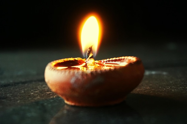 Nahaufnahme einer beleuchteten Diya auf dem Boden während Diwali