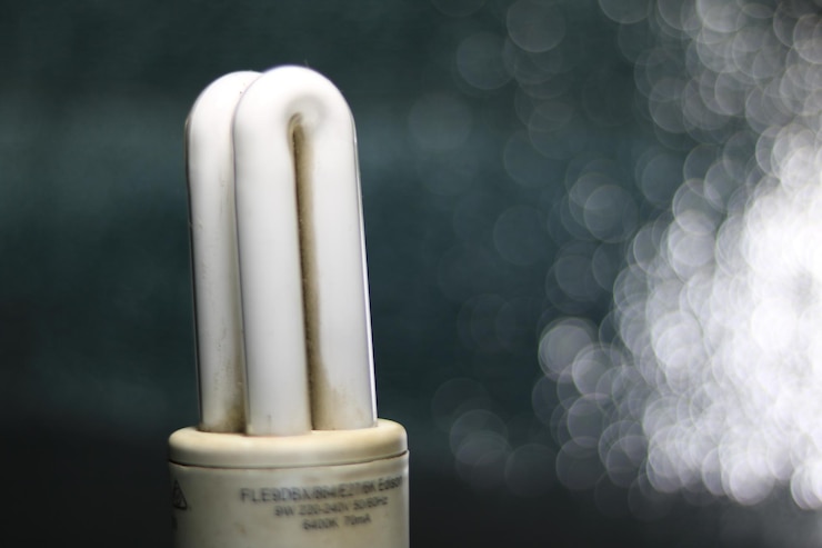 Foto nahaufnahme einer beleuchteten elektrischen lampe auf dem tisch