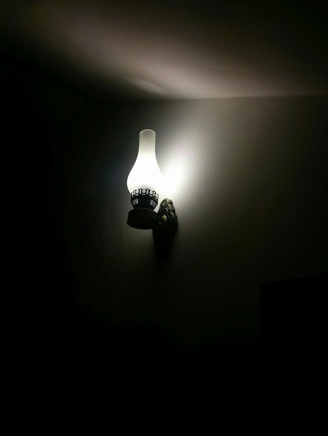 Nahaufnahme einer beleuchteten elektrischen Lampe