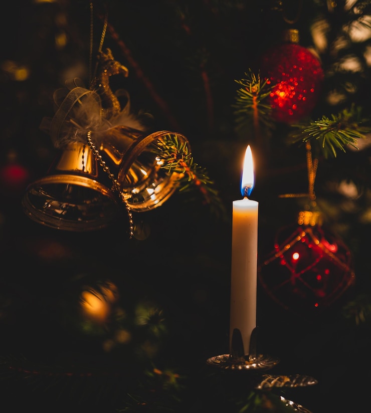 Foto nahaufnahme einer beleuchteten kerze auf dem weihnachtsbaum