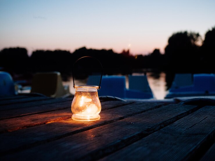 Foto nahaufnahme einer beleuchteten lampe auf dem tisch gegen den himmel bei sonnenuntergang
