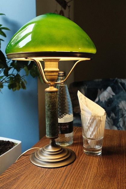Foto nahaufnahme einer beleuchteten lampe auf dem tisch