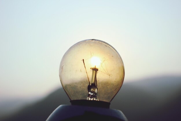 Nahaufnahme einer beleuchteten Lampe gegen den Himmel