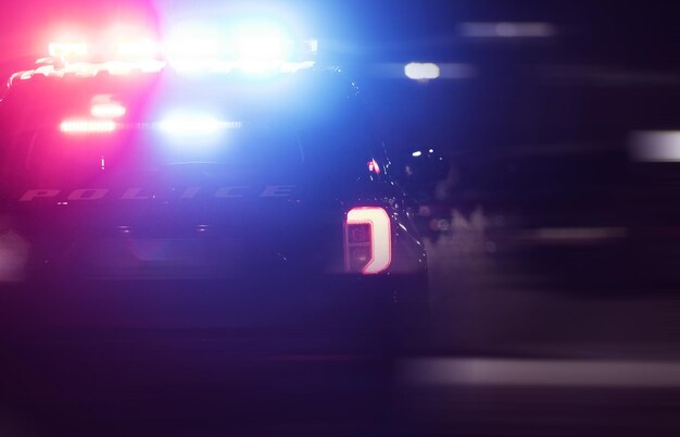 Foto nahaufnahme einer beleuchteten straße in der nacht